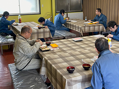 昼食の様子